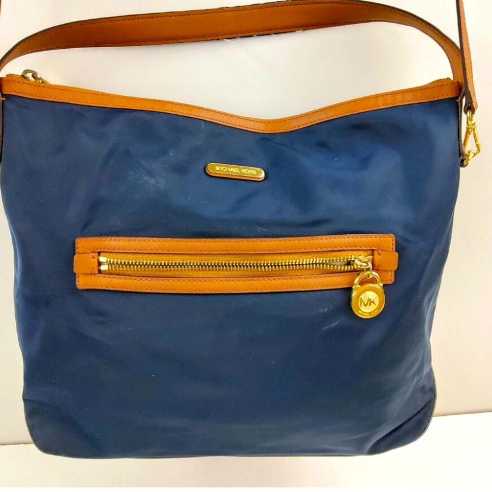 Michael Kors Blue Shoulder Bag. - Picture 1 of 8